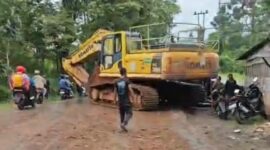 Ekskavator yang terlepas dari trailer menyebabkan kecelakaan beruntun di Jalan Raya Jonggol–Cariu, Jonggol, Bogor, Sabtu (3/1/2026).