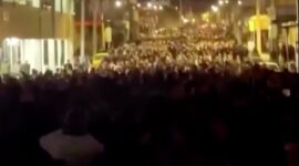 Lautan manusia memadati jalan utama saat demonstrasi besar-besaran di Iran.