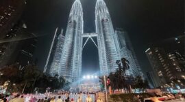 Menara Kembar Petronas, ikon arsitektur Malaysia, terlihat menjulang di Kuala Lumpur.