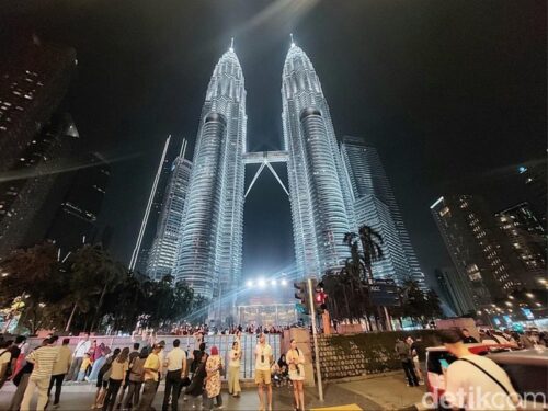 Menara Kembar Petronas, ikon arsitektur Malaysia, terlihat menjulang di Kuala Lumpur.