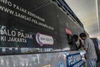 Petugas Samsat melayani proses balik nama mobil bekas setelah pemerintah menghapus bea balik nama kendaraan bermotor (BBNKB).