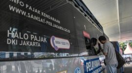 Petugas Samsat melayani proses balik nama mobil bekas setelah pemerintah menghapus bea balik nama kendaraan bermotor (BBNKB).
