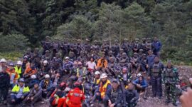 Prajurit TNI mengevakuasi karyawan PT Freeport Indonesia dari Pos Tower 270 di Distrik Tembagapura, Kabupaten Mimika, Papua Tengah, setelah terjebak dan menghadapi ancaman OPM.