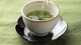 Teh hijau, jahe, dan teh oolong menjadi pilihan minuman herbal yang membantu proses diet alami.