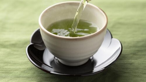 Teh hijau, jahe, dan teh oolong menjadi pilihan minuman herbal yang membantu proses diet alami.