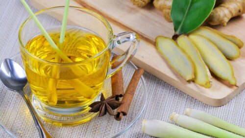 Ramuan herbal jahe dan sereh, hangatkan badan dan kuatkan imun saat musim hujan.