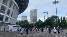 Warga berolahraga di kawasan Stadion Gelora Bung Karno (GBK), Jakarta, pada pagi Tahun Baru 2026.