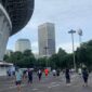 Warga berolahraga di kawasan Stadion Gelora Bung Karno (GBK), Jakarta, pada pagi Tahun Baru 2026.