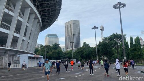 Warga berolahraga di kawasan Stadion Gelora Bung Karno (GBK), Jakarta, pada pagi Tahun Baru 2026.