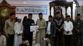 Walikota Alfin menyerahkan CSR Rp10 Juta untuk Masjid Baiturrahman saat Safari Ramadhan perdana.