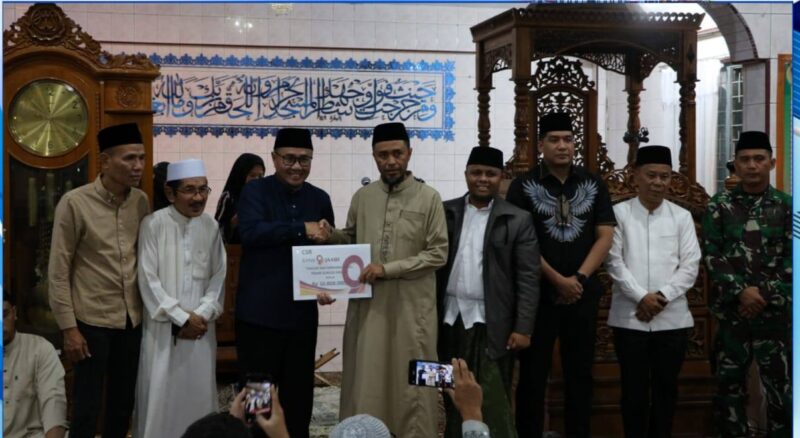 Walikota Alfin menyerahkan CSR Rp10 Juta untuk Masjid Baiturrahman saat Safari Ramadhan perdana.
