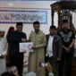 Walikota Alfin menyerahkan CSR Rp10 Juta untuk Masjid Baiturrahman saat Safari Ramadhan perdana.