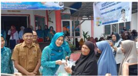 Ketua TP PKK Sri Kartini meninjau langsung pelaksanaan pasar murah di Sungai Penuh guna memastikan harga sembako tetap terjangkau bagi masyarakat.