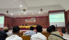 sroli, Humas PLTA Merangin Hidro, memberikan penjelasan terkait turunnya debit air Danau Kerinci di Aula Hotel Mahkota, Sungai Penuh.