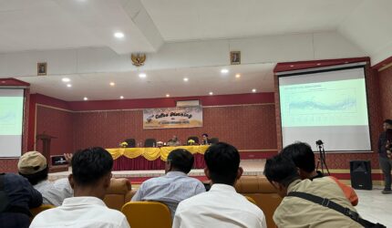 Asroli dari PLTA Merangin menjelaskan turunnya debit air Danau Kerinci.