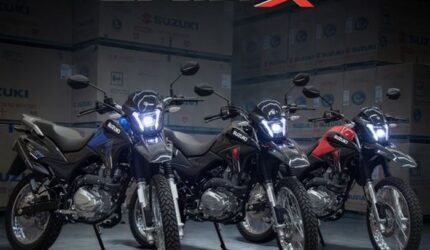 Tiga unit Suzuki DR160X 2026 dengan lampu LED menyala di dalam ruangan