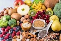 Berbagai sumber makanan tinggi serat yang mendukung kesehatan pencernaan dan jantung.