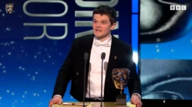 Robert Aramayo memberikan pidato kemenangannya setelah meraih penghargaan Aktor Terbaik di BAFTA Awards 2026 (Foto: Youtube/BAFTA).