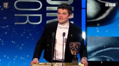 Robert Aramayo memberikan pidato kemenangannya setelah meraih penghargaan Aktor Terbaik di BAFTA Awards 2026 (Foto: Youtube/BAFTA).