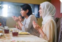 Menu sahur sehat terdiri dari karbohidrat kompleks, protein tanpa lemak, serta sayuran untuk membantu menjaga berat badan selama puasa.