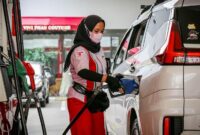 Petugas Pertamina memeriksa kualitas BBM Pertamax (RON 92) sebelum disalurkan ke SPBU. (Dok. PT Pertamina Patra Niaga)