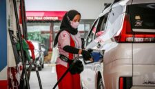 Petugas Pertamina memeriksa kualitas BBM Pertamax (RON 92) sebelum disalurkan ke SPBU. (Dok. PT Pertamina Patra Niaga)
