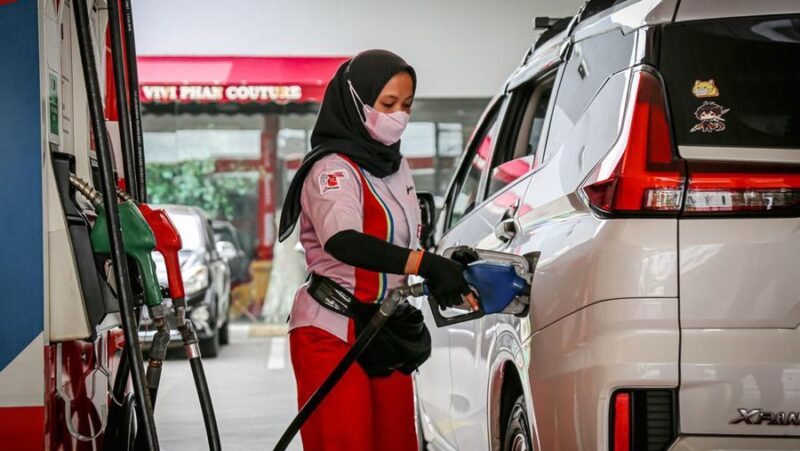 Petugas Pertamina memeriksa kualitas BBM Pertamax (RON 92) sebelum disalurkan ke SPBU. (Dok. PT Pertamina Patra Niaga)