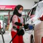 Petugas Pertamina memeriksa kualitas BBM Pertamax (RON 92) sebelum disalurkan ke SPBU. (Dok. PT Pertamina Patra Niaga)