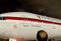 Pesawat Garuda Indonesia PK-GIF yang membawa Presiden Prabowo Subianto tiba di Pangkalan Udara Angkatan Udara Kerajaan Yordania Marka, Kota Amman, Yordania, Selasa (24/2/2026).