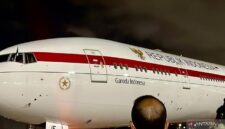 Pesawat Garuda Indonesia PK-GIF yang membawa Presiden Prabowo Subianto tiba di Pangkalan Udara Angkatan Udara Kerajaan Yordania Marka, Kota Amman, Yordania, Selasa (24/2/2026).