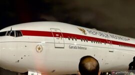 Pesawat Garuda Indonesia PK-GIF yang membawa Presiden Prabowo Subianto tiba di Pangkalan Udara Angkatan Udara Kerajaan Yordania Marka, Kota Amman, Yordania, Selasa (24/2/2026).
