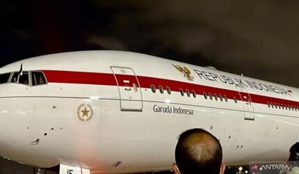 Pesawat Garuda Indonesia bertuliskan Republik Indonesia di lanud Marka,Amman.