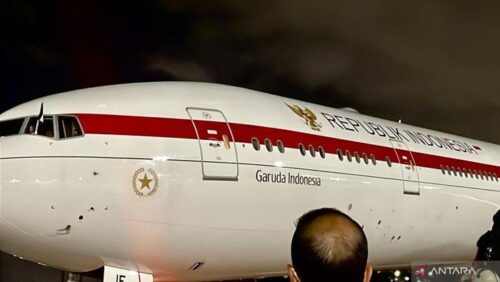 Pesawat Garuda Indonesia PK-GIF yang membawa Presiden Prabowo Subianto tiba di Pangkalan Udara Angkatan Udara Kerajaan Yordania Marka, Kota Amman, Yordania, Selasa (24/2/2026).