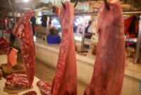 Daging kambing dan daging sapi segar yang sering dibandingkan kandungan kolesterolnya.