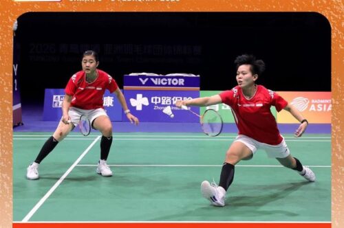 Ganda putri Indonesia, Amallia Cahaya Pratiwi/Siti Fadia Silva Ramadhanti, bersiap mengembalikan shuttlecock pada laga hari pertama German Open 2026 di Westenergie Sporthalle, Jerman, Selasa (24/2/2026).