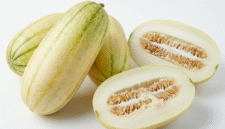 Timun suri menjadi buah favorit saat Ramadan karena rasanya segar dan kaya air.