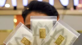 Ilustrasi emas batangan Antam yang mengalami penurunan harga.