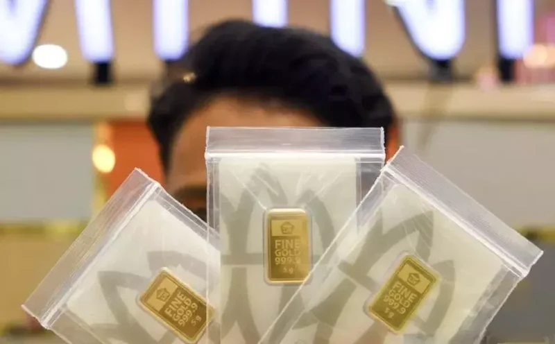 Ilustrasi emas batangan Antam yang mengalami penurunan harga.