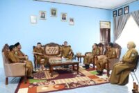 Walikota Alfin saat melakukan sidak di Dinas Kesehatan Kota Sungai Penuh untuk memastikan pelayanan kesehatan tetap optimal selama bulan Ramadhan