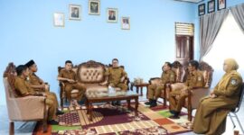 Walikota Alfin saat melakukan sidak di Dinas Kesehatan Kota Sungai Penuh untuk memastikan pelayanan kesehatan tetap optimal selama bulan Ramadhan