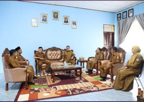 Walikota Alfin saat melakukan sidak di Dinas Kesehatan Kota Sungai Penuh untuk memastikan pelayanan kesehatan tetap optimal selama bulan Ramadhan