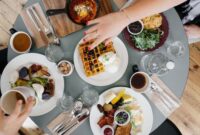 Beragam hidangan khas Lebaran yang tinggi kalori dapat memicu kenaikan berat badan jika dikonsumsi berlebihan