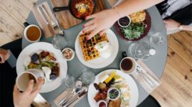 Beragam hidangan khas Lebaran yang tinggi kalori dapat memicu kenaikan berat badan jika dikonsumsi berlebihan