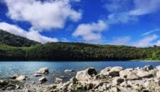 Keindahan Danau Duo di Desa Lempur, Kerinci, yang memiliki fenomena unik saat air surut.