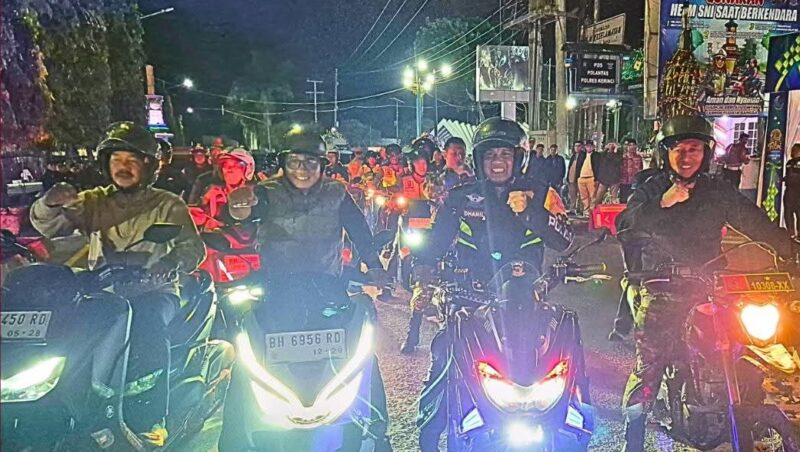 Wali Kota Sungai Penuh, Alfin, bersama Forkopimda saat melakukan patroli pengamanan malam takbiran dan peninjauan kebersihan kota, Jumat (20/03).