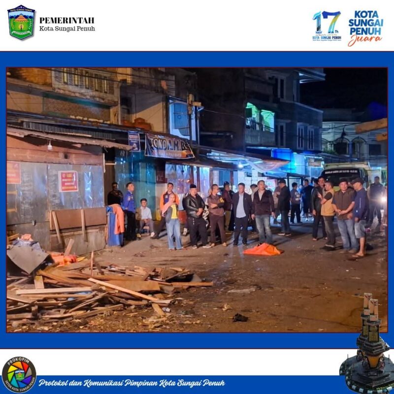 Sekda Alpian bersama tim terkait saat meninjau penataan Pasar Tanjung Bajure pada malam hari.