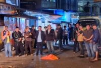 Sekda Alpian bersama tim terkait saat meninjau penataan Pasar Tanjung Bajure pada malam hari.