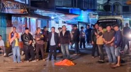 Sekda Alpian bersama tim terkait saat meninjau penataan Pasar Tanjung Bajure pada malam hari.