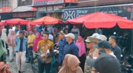 Wakil Wali Kota Sungai Penuh Azhar Hamzah bersama Sekda Alpian dan jajaran instansi terkait saat melakukan penataan dan penertiban pedagang di Pasar Tanjung Bajure.