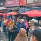 Wakil Wali Kota Sungai Penuh Azhar Hamzah bersama Sekda Alpian dan jajaran instansi terkait saat melakukan penataan dan penertiban pedagang di Pasar Tanjung Bajure.